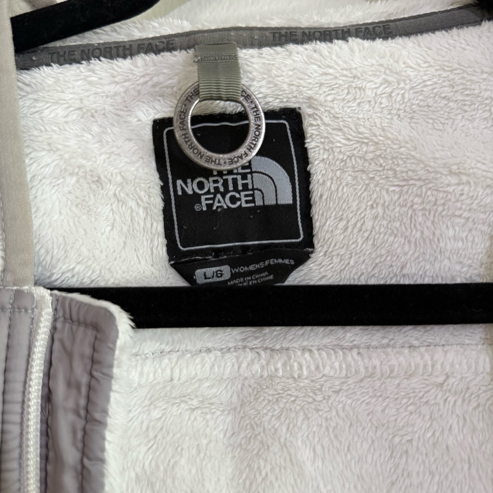 Women’s LThe North Face Women's White and Gray Teddy Jacket: adventure outdoors - Picture 4 of 14